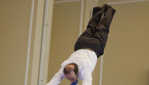 Turn-Legende Eberhard Gienger kann's auch im Anzug!