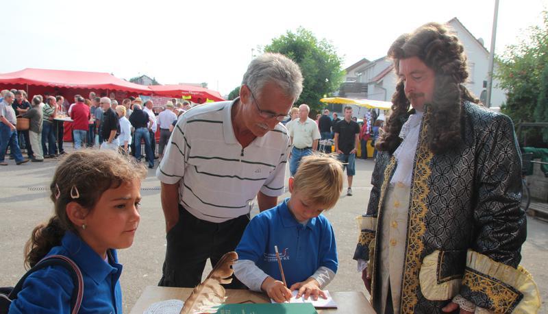 Förster Ulrich Zabel (r.) zog als Hans-Carl von Carlowitz viele Blicke auf sich. Er gab viele Auskünfte zum Thema Nachhaltigkeit.