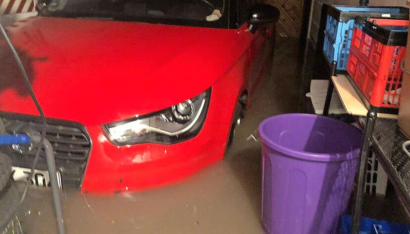 Das Auto von Karin Kuhn hat die Wassermassen an der Schönbuchstraße in Neckarsulm nicht überstanden.
Foto: privat