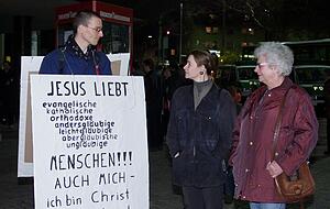 Befürworter von "Corpus Christi" demonstrieren vor dem Heilbronner Theater für Toleranz. Foto: Archiv/Veigel Befürworter von "Corpus Christi" demonstrieren vor dem Heilbronner Theater für Toleranz. Foto: Archiv/Veigel