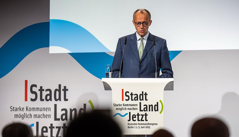Bundeskanzler Friedrich Merz (CDU) äußert sich beim Kommunalkongress des Deutschen Städte- und Gemeindebundes auch zur Gerichtsentscheidung, die Zweifel an der Rechtmäßigkeit des Vorgehens der Bundesregierung an den Grenzen anführt. Bundeskanzler Friedrich Merz (CDU) äußert sich beim Kommunalkongress des Deutschen Städte- und Gemeindebundes auch zur Gerichtsentscheidung, die Zweifel an der Rechtmäßigkeit des Vorgehens der Bundesregierung an den Grenzen anführt.