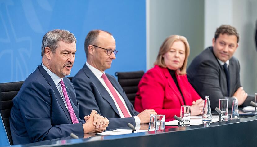 CSU-Chef Markus Söder und die anderen Koalitionsspitzen stimmen die Bürger auf weitere Schritte ein. CSU-Chef Markus Söder und die anderen Koalitionsspitzen stimmen die Bürger auf weitere Schritte ein.