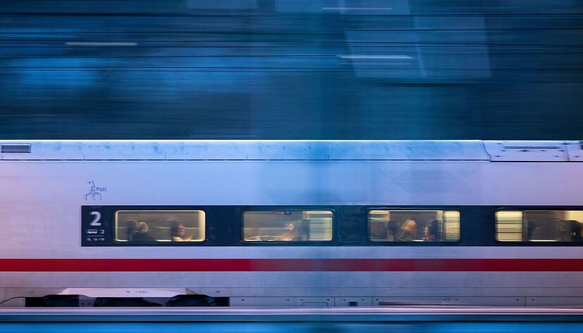 Aus bislang ungekl&auml;rter Ursache blieb der Zug nicht rechtzeitig stehen und prallte gegen den Prellbock. (Symbolbild)