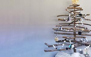 Statt jedes Jahr einen Tannenbaum für wenige Wochen in die überhitzte Wohnung zu stellen, kommt ein Christbaum aus Zweigen ins Haus. Foto: Alexandra Achenbach, Frech Verlag