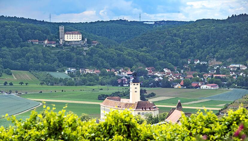 Mit Blick ins Tal, gelegen in der Nähe des Flusses: Schloss Horneck (vorn), Gundelsheim, Burg Guttenberg im Hintergrund, Haßmersheim. Mit Blick ins Tal, gelegen in der Nähe des Flusses: Schloss Horneck (vorn), Gundelsheim, Burg Guttenberg im Hintergrund, Haßmersheim.