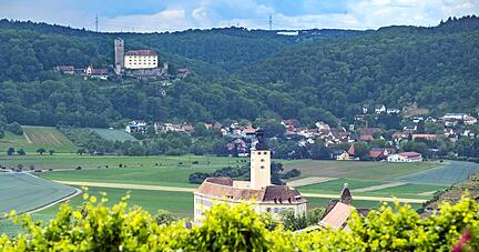 Mit Blick ins Tal, gelegen in der Nähe des Flusses: Schloss Horneck (vorn), Gundelsheim, Burg Guttenberg im Hintergrund, Haßmersheim.