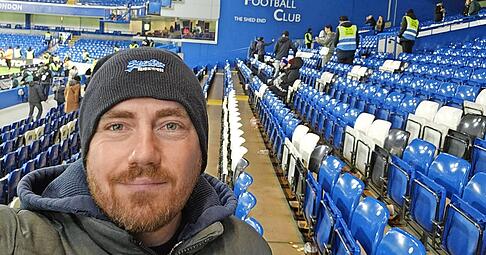 Besonderer Blick: Manuel Weidner im Stadion des FC Chelsea in London. Spielbesuche verknüpft er auch damit, andere Stadien einer Stadt anzusehen.
Foto: privat
