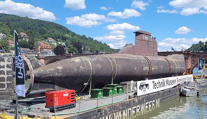 Rund 350 Tonnen schwer ist die U17, die am Sonntag in Heidelberg auf dem Wasser Halt gemacht hat.