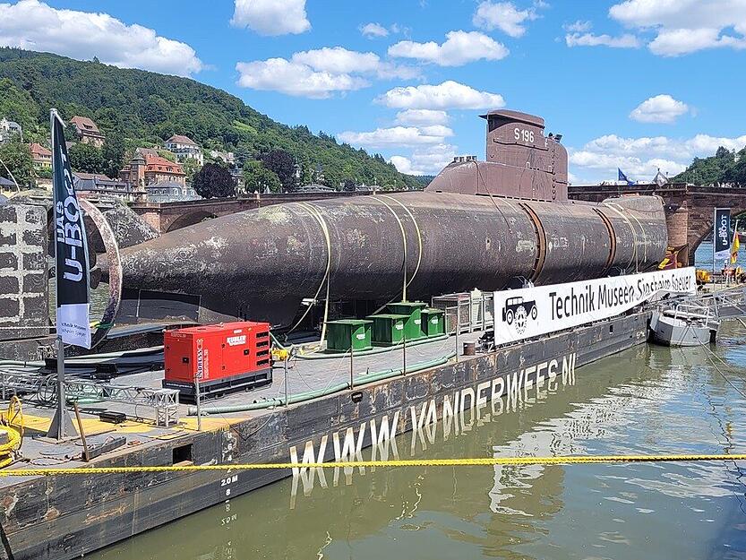Rund 350 Tonnen schwer ist die U17, die am Sonntag in Heidelberg auf dem Wasser Halt gemacht hat.