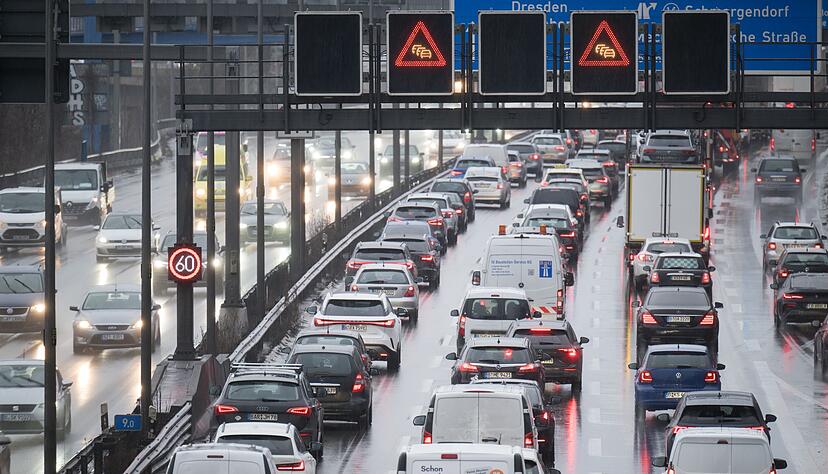 Stau auf der Autobahn 100 in Berlin. (Archivbild) Stau auf der Autobahn 100 in Berlin. (Archivbild)