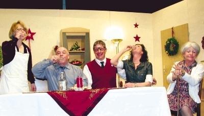 Hoch die Tassen: Eine richtig gute Leistung vollbrachte die Hardthausener Theatergruppe „i-dipfelich“ bei der Premierenaufführung.Foto: Agentur Kochertal Hoch die Tassen: Eine richtig gute Leistung vollbrachte die Hardthausener Theatergruppe „i-dipfelich“ bei der Premierenaufführung.Foto: Agentur Kochertal