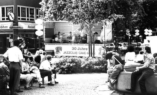 Jazzclub Cave 61 feiert 1991 sein 30jähriges Bestehen in der Heilbronner Fußgängerzone. Die fünfköpfige Prager Jazz-Formation"Moravia Jazz Mafia" lädt am Hafenmarkt Passanten zum Verweilen ein. Jazzclub Cave 61 feiert 1991 sein 30jähriges Bestehen in der Heilbronner Fußgängerzone. Die fünfköpfige Prager Jazz-Formation"Moravia Jazz Mafia" lädt am Hafenmarkt Passanten zum Verweilen ein.