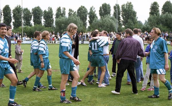 07.07.1996: Jubel nach 3:1 Sieg beim DFB-Pokal Halbfinale gegen 1860 München. 07.07.1996: Jubel nach 3:1 Sieg beim DFB-Pokal Halbfinale gegen 1860 München.