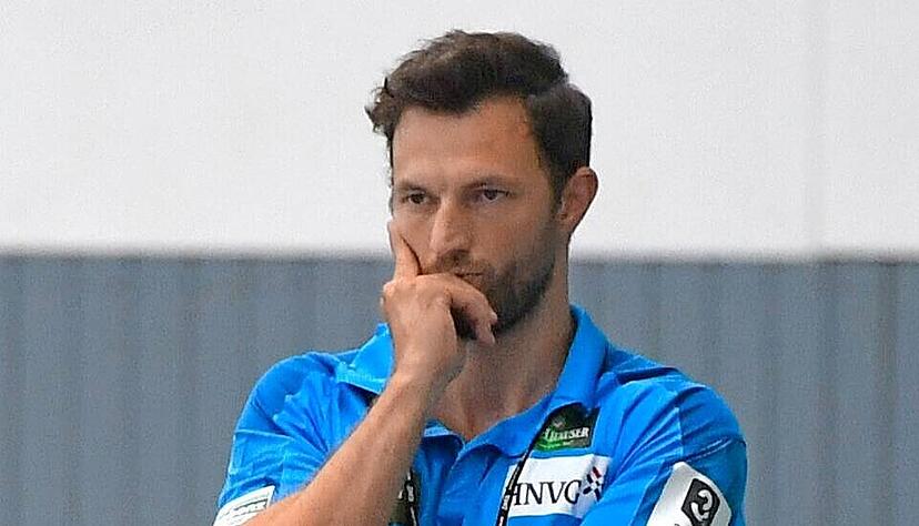 Nachdenklich: Oliver Heß, der Trainer des TSB Horkheim, hat in der noch jungen Saison bisher einen Sieg und eine Niederlage seines Teams gesehen.
Foto: Mario Berger Nachdenklich: Oliver Heß, der Trainer des TSB Horkheim, hat in der noch jungen Saison bisher einen Sieg und eine Niederlage seines Teams gesehen.
Foto: Mario Berger