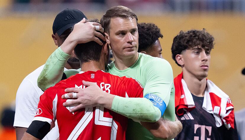 Manuel Neuer (r) umarmt Thomas Müller. Das 756. Pflichtspiel war dessen letztes als Bayern-Profi.