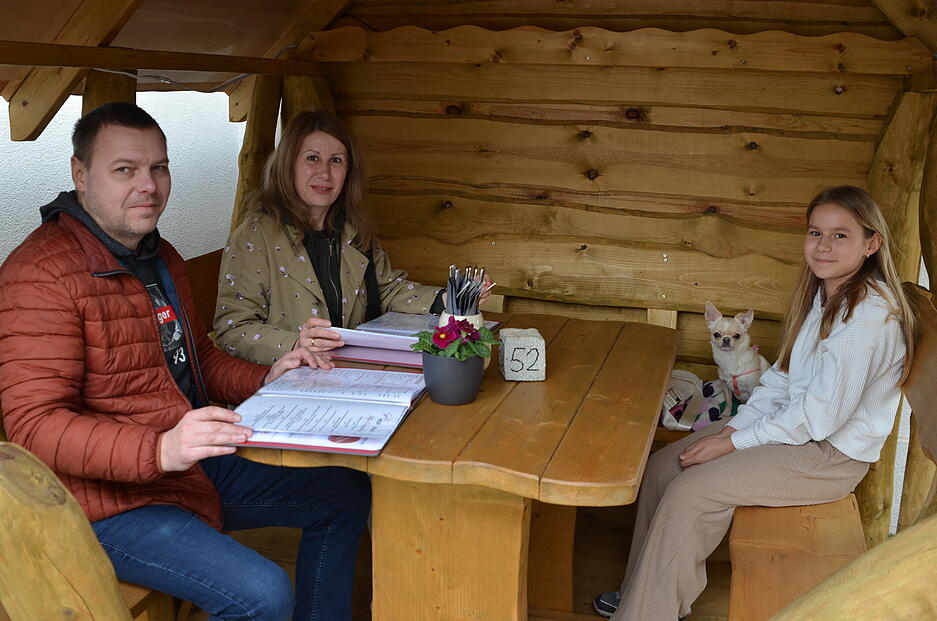 Familie Puzych aus Öhringen trotzt den Wolken und sitzt im Außenbereich vom Küffner Hof. Familie Puzych aus Öhringen trotzt den Wolken und sitzt im Außenbereich vom Küffner Hof.