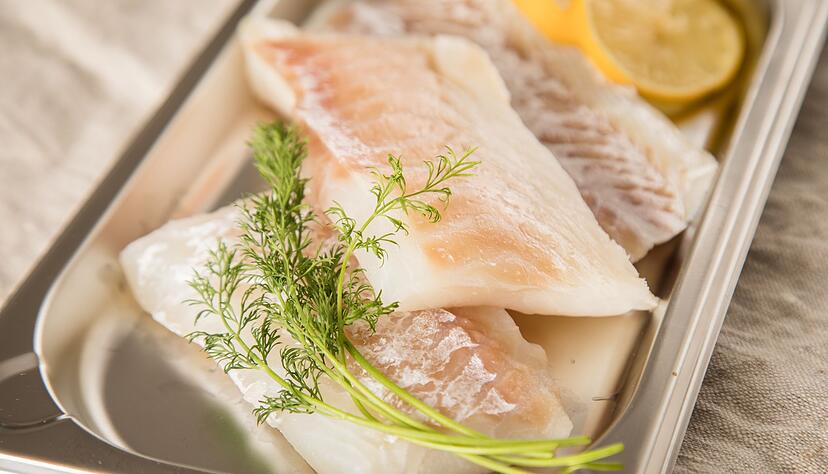 Sicherere Wahl f&uuml;r Schwangere: Schnellw&uuml;chsige Fischarten wie Kabeljau sind meist weniger belastet und gelten als unbedenklicher.