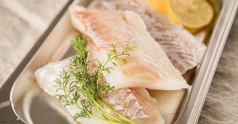 Sicherere Wahl f&uuml;r Schwangere: Schnellw&uuml;chsige Fischarten wie Kabeljau sind meist weniger belastet und gelten als unbedenklicher.