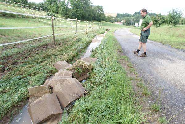 Die Kraft des Wassers hat Betonsohlen eines Entwässerungskanals herausgerissen.