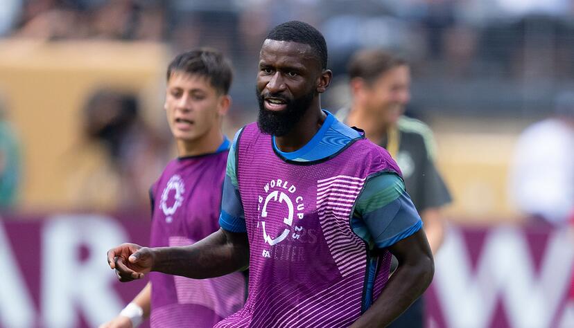 Antonio Rüdiger (r) entschuldigt sich erneut für seinen Ausraster. (Archivbild) Antonio Rüdiger (r) entschuldigt sich erneut für seinen Ausraster. (Archivbild)