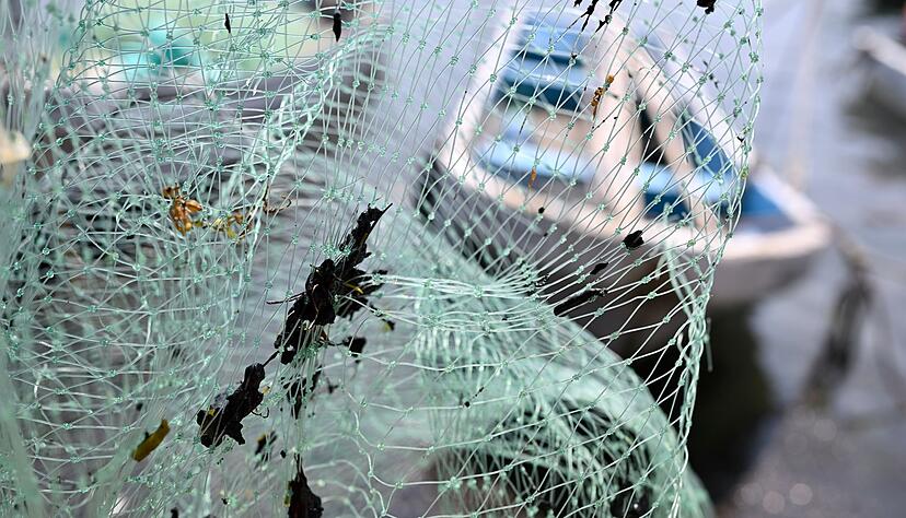 Erd&ouml;lr&uuml;ckst&auml;nde haben die Ausr&uuml;stung der Fischer verschmutzt, darunter Netze.