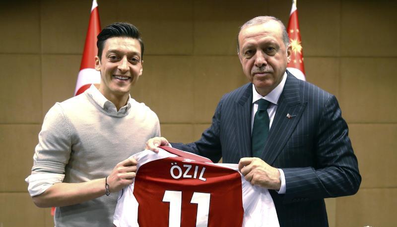 Für das Foto mit Erdogan hat Mesut Özil Hähme über sich ergehen lassen müssen.