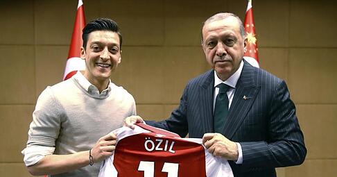 Für das Foto mit Erdogan hat Mesut Özil Hähme über sich ergehen lassen müssen.