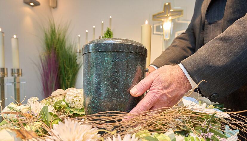 Urnenbestattung ist eine der in Baden-Württemberg zulässigen Bestattungsformen. Aber nicht zu Hause. (Archivbild)