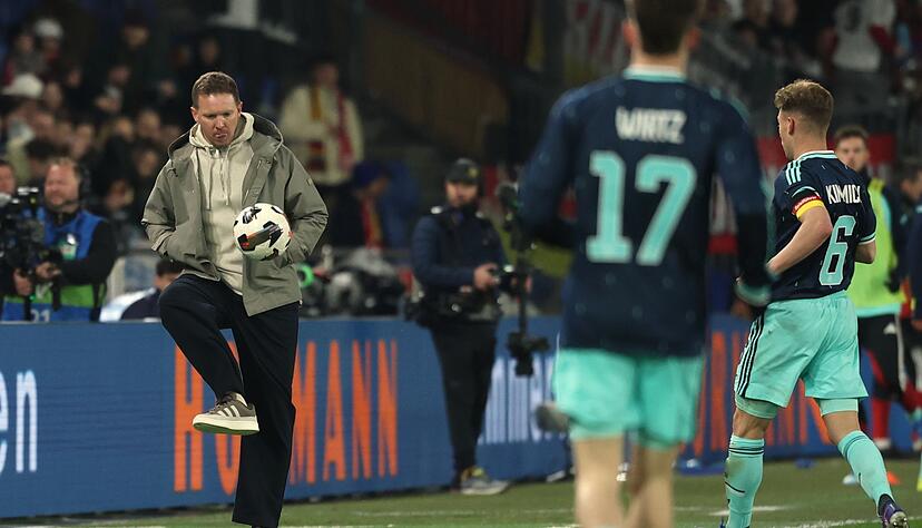 Bundestrainer Nagelsmann schie&szlig;t einen Ball zur&uuml;ck aufs Spielfeld.