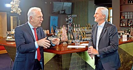 Heilbronns Oberbürgermeister Harry Mergel (links) stellte sich in der Parkhotel-Bar den Fragen von Stimme-Chefredakteur Uwe Ralf Heer.