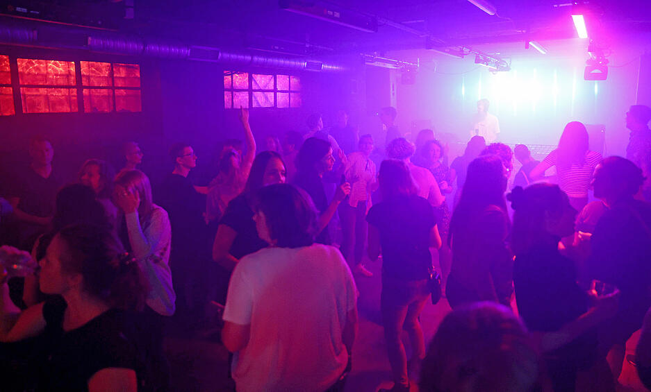 Zu früherer Stunde: Feiernde bei der Early Bird Party im Mobilat Zu früherer Stunde: Feiernde bei der Early Bird Party im Mobilat