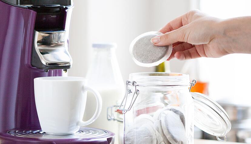 Zwar &uuml;berzeugte fast die H&auml;lfte der getesteten Crema-Pads geschmacklich, doch Schadstoffe sowie Defizite im Kaffeeanbau f&uuml;hrten bei vielen Produkten zu erheblichen Abwertungen.