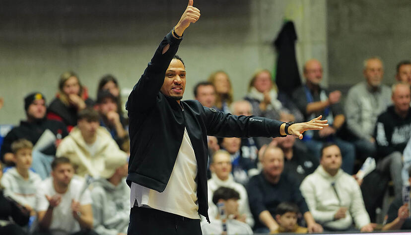 David McCray zeigt es an: Erst will er die Merlins Crailsheim nach oben führen, dann geht es für ihn zurück nach Hause - als Sportlicher Leiter zu den Riesen Ludwigsburg. David McCray zeigt es an: Erst will er die Merlins Crailsheim nach oben führen, dann geht es für ihn zurück nach Hause - als Sportlicher Leiter zu den Riesen Ludwigsburg.