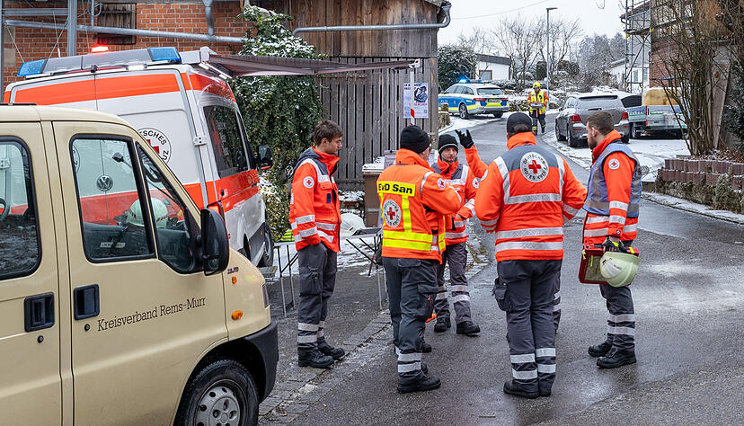 Einsatzkräfte stehen nahe der Unglückstelle, nachdem während eines Einsatzes der Feuerwehr und des Rettungsdienstes wegen eines medizinischen Notfalls ein Treppenhaus in einem Einfamilienhaus eingestürzt war. Dabei wurden laut der Polizei mehrere Menschen verletzt Einsatzkräfte stehen nahe der Unglückstelle, nachdem während eines Einsatzes der Feuerwehr und des Rettungsdienstes wegen eines medizinischen Notfalls ein Treppenhaus in einem Einfamilienhaus eingestürzt war. Dabei wurden laut der Polizei mehrere Menschen verletzt