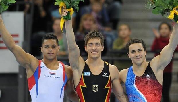 Jeffrey Wammes (l-r), Philipp Boy und Gael da Silva lassen sich feiern.
