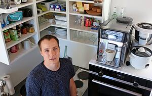 In Lukas Vohmanns Küche ist es ganz schön eng. Trotzdem finden sowohl Spühlmaschine und Backofen ihren Platz. Wenn das Wetter mitspielt, kann der Student auf seinem Balkon mit Aussicht seinen Kaffee genießen. In Lukas Vohmanns Küche ist es ganz schön eng. Trotzdem finden sowohl Spühlmaschine und Backofen ihren Platz. Wenn das Wetter mitspielt, kann der Student auf seinem Balkon mit Aussicht seinen Kaffee genießen.