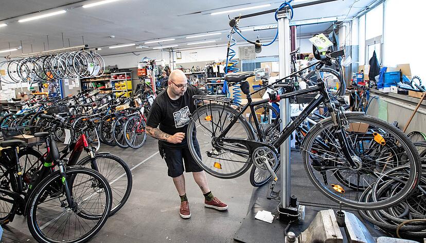 Volles Haus, ein Berg an Aufträgen, freie Termine für Kunden erst wieder ab August: Simon Ölke in der Reperaturwerkstatt der Bike-Arena Bender.
Fotos: Andreas Veigel Volles Haus, ein Berg an Aufträgen, freie Termine für Kunden erst wieder ab August: Simon Ölke in der Reperaturwerkstatt der Bike-Arena Bender.
Fotos: Andreas Veigel