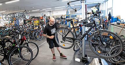 Volles Haus, ein Berg an Aufträgen, freie Termine für Kunden erst wieder ab August: Simon Ölke in der Reperaturwerkstatt der Bike-Arena Bender. 
Fotos: Andreas Veigel