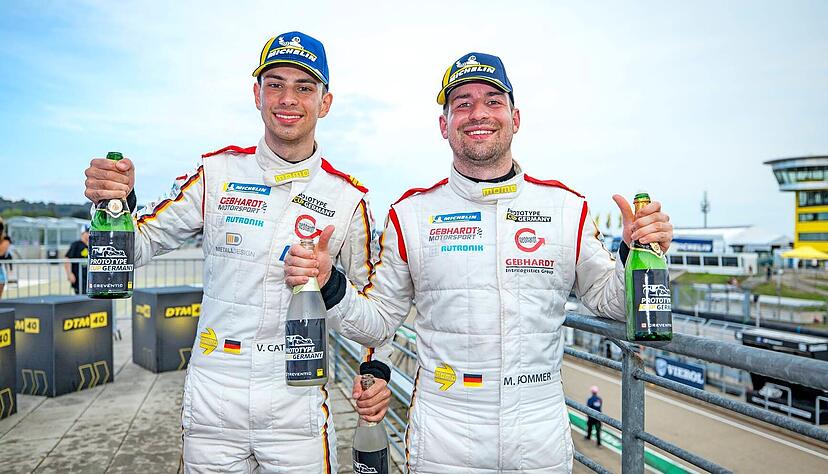 Freudestrahlend und Siegestrunken feierten Valentino Catalano (links) und Markus Pommer am Sachsenring ihren Gesamtsieg im Prototype Cup Germany. Das Gebhardt-Team aus Sinsheim entschied auch die Team-Wertung für sich.