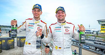 Freudestrahlend und Siegestrunken feierten Valentino Catalano (links) und Markus Pommer am Sachsenring ihren Gesamtsieg im Prototype Cup Germany. Das Gebhardt-Team aus Sinsheim entschied auch die Team-Wertung für sich.
Fotos: Gruppe C Photography Freudestrahlend und Siegestrunken feierten Valentino Catalano (links) und Markus Pommer am Sachsenring ihren Gesamtsieg im Prototype Cup Germany. Das Gebhardt-Team aus Sinsheim entschied auch die Team-Wertung für sich.
Fotos: Gruppe C Photography