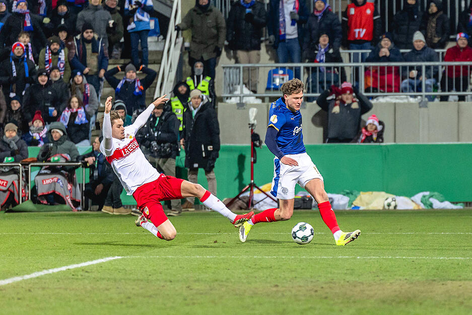 Ramon Hendriks: Mr. Knallhart beim VfB Stuttgart warf seine Maske weg. Sie st&ouml;rte bei den Temperaturen. Hendriks lieferte hingegen eine gute Leistung. Er war wach bei Kontern der Kieler und funkte dazwischen. Note: 3