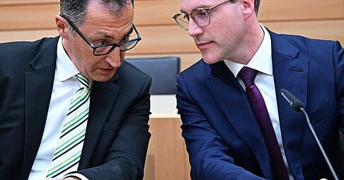 Cem Özdemir (Bündnis 90/Die Grünen, l), Spitzenkandidat Landtagswahl Baden-Württemberg, und Manuel Hagel (CDU), Spitzenkandidat Landtagswahl Baden-Württemberg, sitzen nach der Wahl im Plenarsaal des Landtags. (Archivbild) Cem Özdemir (Bündnis 90/Die Grünen, l), Spitzenkandidat Landtagswahl Baden-Württemberg, und Manuel Hagel (CDU), Spitzenkandidat Landtagswahl Baden-Württemberg, sitzen nach der Wahl im Plenarsaal des Landtags. (Archivbild)