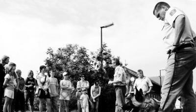 &bdquo;Man muss dem Hund in seinem Zuhause aufzeigen, welchen Rang er hat: den geringsten.&ldquo; G&uuml;nter Eckert, Leiter der Polizeihundestaffel, erkl&auml;rt den Stimme-Lesern, wobei es bei der Hunde-Erziehung ankommt. (Fotos: Dittmar Dirks)