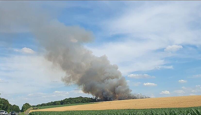 Eine große Rauchsäule stand am Dienstagmittag über einem Feld bei Gemmingen. Eine große Rauchsäule stand am Dienstagmittag über einem Feld bei Gemmingen.