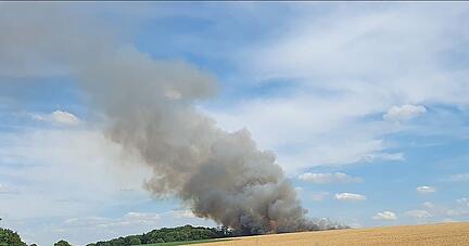 Eine gro&szlig;e Rauchs&auml;ule stand am Dienstagmittag &uuml;ber einem Feld bei Gemmingen.