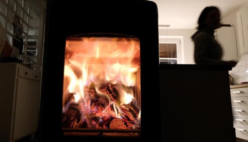 Ein Feuer brennt in einem Holzofen. Ein Feuer brennt in einem Holzofen.