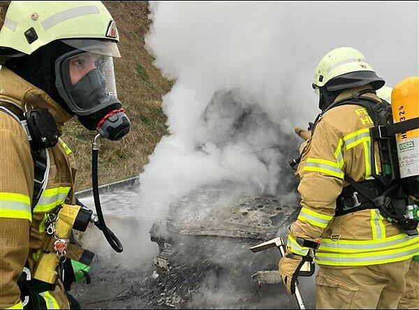 Bei Heilbronn-Biberach stand ein Opel in Flammen. Bei Heilbronn-Biberach stand ein Opel in Flammen.