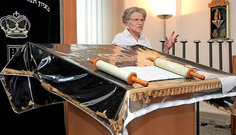 Avital Toren, die Vorsteherin der jüdischen Gemeinde Heilbronn, an der Torarolle
ihrer kleinen Synagoge.
Foto: Archiv/Veigel Avital Toren, die Vorsteherin der jüdischen Gemeinde Heilbronn, an der Torarolle
ihrer kleinen Synagoge.
Foto: Archiv/Veigel