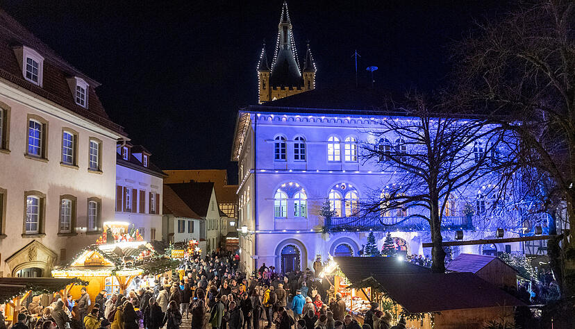 Altdeutscher Weihnachtsmarkt in Bad Wimpfen: Die Altstadt ist in stimmungsvolles Licht getaucht. Altdeutscher Weihnachtsmarkt in Bad Wimpfen: Die Altstadt ist in stimmungsvolles Licht getaucht.