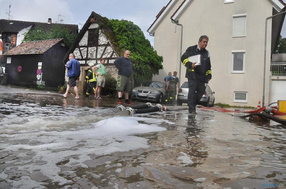 Wasser flie&szlig;t am 25.06.2016 in Stuttgart-Hofen (Baden-W&uuml;rttemberg)  &uuml;ber die Stra&szlig;e. Durch starken Regen und einen Defekt der Schleuse Hofen sind Wassermassen in Ort hineingeflossen. Foto: Andreas Rosar/dpa +++(c) dpa - Bildfunk+++ | Verwendung weltweit